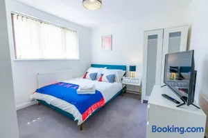 Image of 4 en-suite bedroom house with free parking Aylesbury