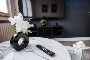 Image of bold & black - balcony - Netflix - Wifi - 5 Person