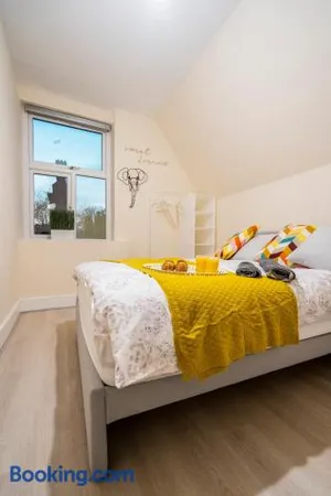 Image of Deluxe 2-Bedroom Flat with Free parking