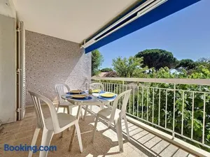 Image of Appartement T2 avec Terrasse - Accès Direct Plage des Lecques, Parking, Équipé pour 2-4 Personnes - FR-1-770-8