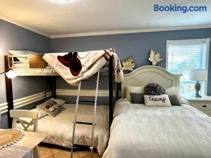 Image of Beautiful traditional home*Modern updates*Guest suite B