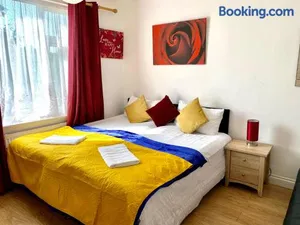 Image of 4 Bedrooms, 3 Baths, Full Kitchen and Lounge, Garden, Free Parking