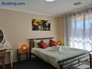 Image of 5 bd 2 bath stylish retreat close to beach and wineries in Christie Downs