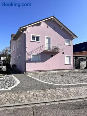 Image of La Bonbonnière by Leslodgespa