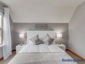 Image of Brand New Downtown Modern 5 Beds, 3 Full Baths Vermont Avenue, Boise