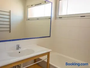 Image of Bel appartement spacieux face à l'étang - 2 chambres, parking, pas de WIFI - FR-1-604-5