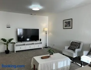 Image of Downtown 2 Bedrooms Full Kitchen & Easy Parking