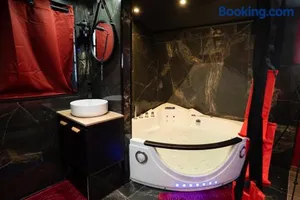 Image of Capsule Secret - Jacuzzi - Netflix & Home cinéma - Jeux de couple - Barre de pole dance