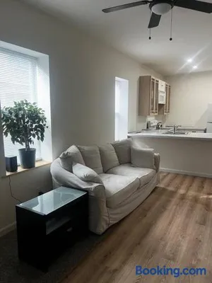 Image of Renovated 3 bedroom for Professionals