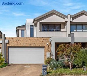 Image of 4Br golf Townhouse in POINT COOK