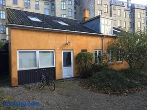 Image of Rooms in quiet Yellow Courtyard Apartment