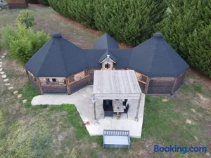 Image of CHALET ATYPIQUE LOLA type KOTA location en gîte