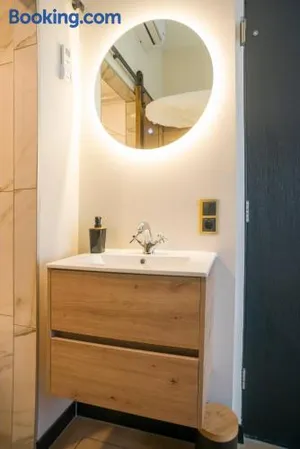Image of Petite Room With Wifi, Ac, And Shared Kitchen