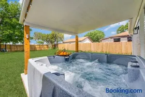 Image of Spacious 4BR Home, Lux Hot Tub & Secure Gated Yard, Near Airport & Attractions