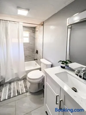 Image of Sarasota Modern, Spacious, Comfy, Queen Beds, Backyard Rental