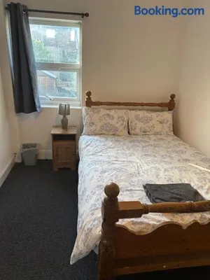 Image of Luton Home near Airport Private & Shared Bathroom Option