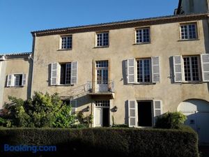 Image of La Chanoinesse