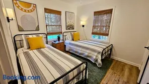 Image of Central Bungalow- 2 Bedroom 1 Bath near VSU and Hospital 3 TVs