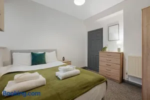 Image of Spacious 5-Bed Flat in Stockton, Sleeps 9