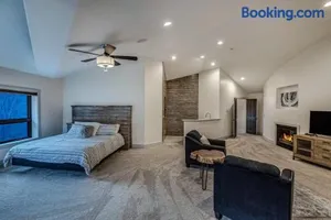 Image of $5M Luxury Waterfront Villa - 14 MI to Aspen