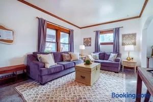Image of King & Queen Beds, Free Bikes, Large Deck, 2 miles from Downtown & Coliseum!
