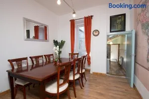 Image of 7 Bedroom Townhouse