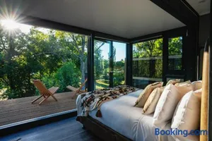 Image of Castlemaine Gardens Luxury Glamtainer