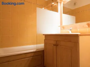 Image of Appartement spacieux pour 6 personnes avec terrasse au pied des pistes, parking et WIFI inclus - FR-1-508-2