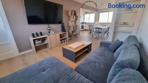 Image of Le Landouzy #Parking#Netflix