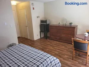 Image of (A05) Beverly Hills Hotel Style Unit