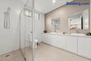 Image of Townhouse in Caulfield with Garage