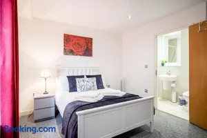 Image of Large 2 Bed, 2 Bath, Free Parking & WiFi