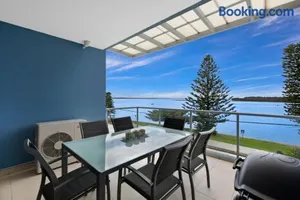 Image of Lakeside Waterfront Apartment The Entrance