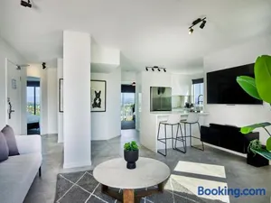 Image of Amazing Views Surfers Paradise 2 Bedroom Unit Close to Everything