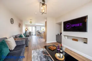 Image of 6 Bedroom, 2 Bathroom Modern, Spacious Home