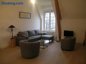 Image of Spacieux gîte près d'un château avec parc, 4 chambres, 2 sdb, Wifi, et animaux acceptés. - FR-1-489-215