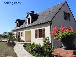 Image of Grande Maison de Campagne avec Jardin Clôturé, Pétanque et Ping-Pong - Idéale Familles - FR-1-410-182