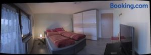 Image of Geräumiges Zimmer mit Doppelbett, Bad und Küche