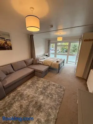 Image of 1st floor studio flat in Crawley! Close to Gatwick