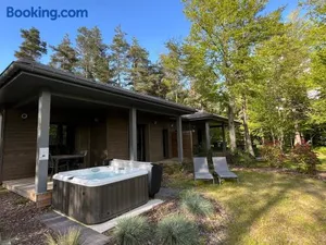 Image of Lodge familial avec jacuzzi privatif, accès piscine et nombreuses activités au bord du golf - FR-1-582-367