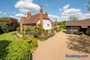 Image of 6 Bed Mansion With Tennis Court & Swimming Pool