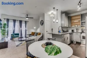 Image of Luxurious 2BR plus Resort Style Pool