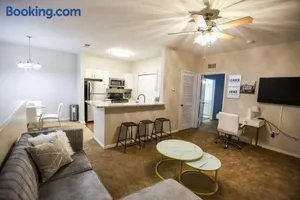 Image of Lux 2BD 2BA minutes from the water