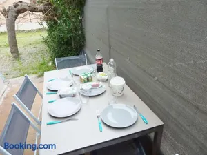 Image of Appartement T2 rénové, climatisé, avec terrasse et parking, proche plage - FR-1-387-166