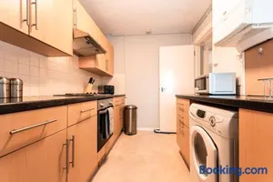 Image of BEST PRICE! Perfect Gunwharf Accommodation - 5 single beds or Kingsize FREE PARKING