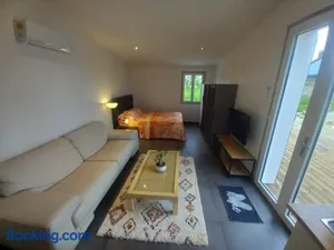 Image of Une petite maison et sa prairie