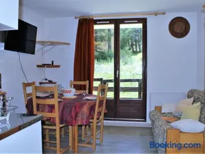 Image of Appartement T2 calme avec balcon sud, parking gratuit, navette proche - 4 couchages à Risoul 1850 - FR-1-330-520