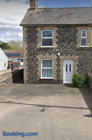 Image of Charming 3 bedroom flint cottage