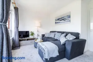Image of Longbridge Apartment- Modern & Cosy 1BR close to Gatwick Airport