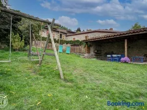Image of Gîte rénové avec cheminée et jardin à 15 km des pistes de ski - FR-1-496-9